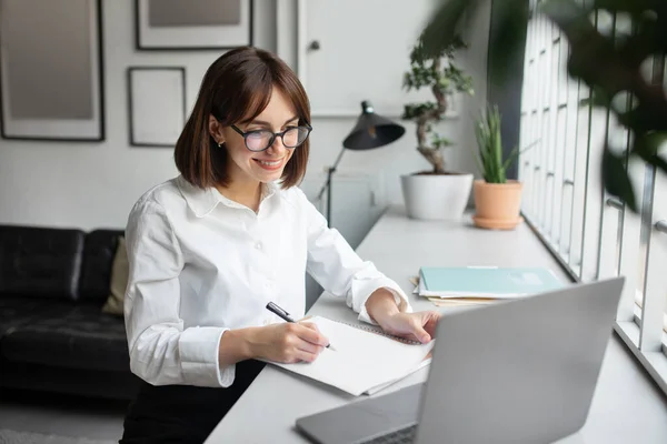 Mujer Negocios Sonriente Usando Ordenador Portátil Tomando Notas Lugar Trabajo — Foto de Stock