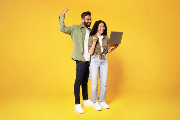 Online Erfolg Emotionales Arabisches Paar Hält Laptop Der Hand Und — Stockfoto