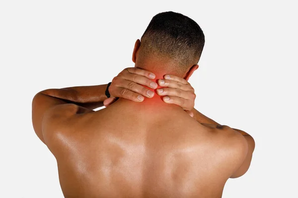 颈部疼痛 运动伤害 裸体皮肤的黑人颈部疼痛 有颈椎病症状 皮肤白皙 皮肤发红 拍摄后视镜 — 图库照片