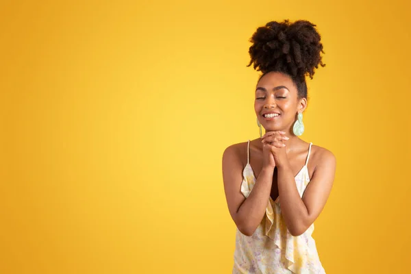Glad Tusenårig Afrikansk Amerikansk Kvinna Klänning Gör Bön Gest Önskan — Stockfoto