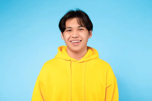 Porträt Eines Jungen Selbstbewusst Lächelnden Asiaten Der Einen Gelben Kapuzenpullover — Stockfoto