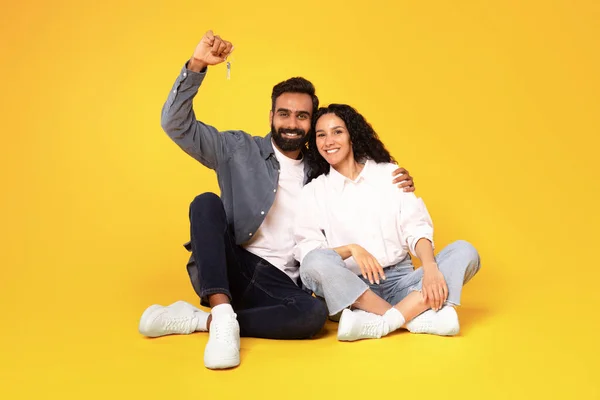 Immobilienangebot Positives Paar Aus Dem Nahen Osten Das Familienhausschlüssel Sitzt — Stockfoto