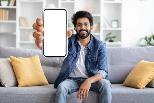 Мобільне Оголошення Щасливий Індійський Чоловік Демонструє Порожній Смартфон Великим Білим — стокове фото