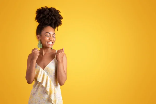 Happy Millennial Afrikanisch Amerikanische Dame Kleid Die Erfolgsgeste Macht Den — Stockfoto