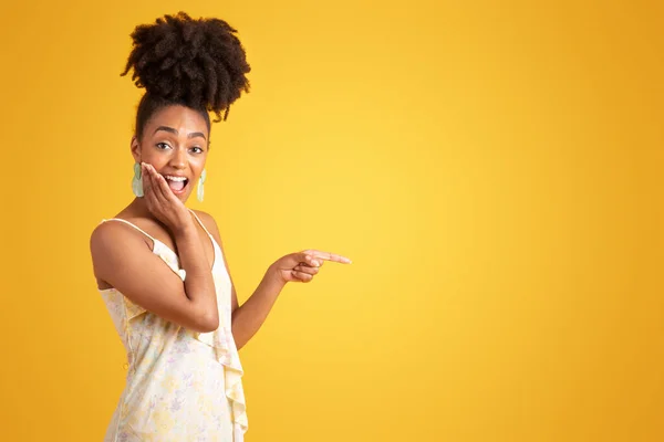 何千人ものアフリカ系アメリカ人女性が空の空間で指を指してショックを受けました黄色の背景に孤立したスタジオです 推奨販売 広告とオファー 良いニュース — ストック写真