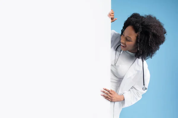 Froh Überraschte Junge Schwarze Ärztin Weißem Mantel Als Sie Auf — Stockfoto