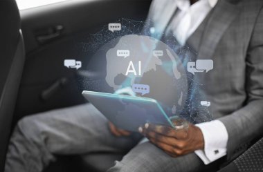 İş teknolojisi, sohbet robotu ve iş konsepti. Arabada oturup dijital tablet üzerinde çalışan, yapay zekayla sohbet eden yaratıcı çözümler arayan, kolaj yapan siyahi işadamları.