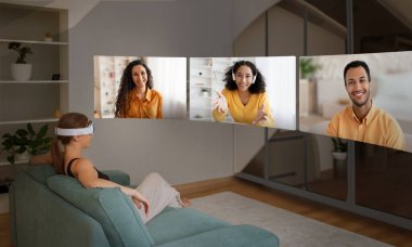 VR kulaklıklı kadınla kolaj, sanal gerçeklik teknolojisi üzerinden video görüşmesi, çeşitli iş arkadaşlarıyla çevrimiçi iletişim, evde otururken uzaktan video konferansı.