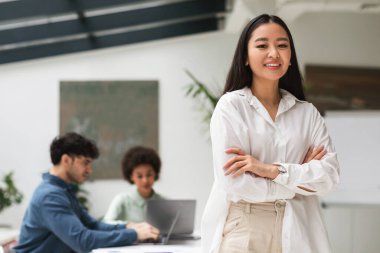 Girişimcilik ve Liderlik. Mutlu Japon İş Kadınları Özgüven ve Başarı İfade Ediyor, Çağdaş Çalışma Ofisinde Kameraya Gülümseyen Kollar Çapraz Duruyor, Boşluğu Kopyala