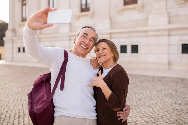 Los Globetrotters Mayores Happy Mature Travelers Cónyuges Snapping Selfies Través — Foto de Stock