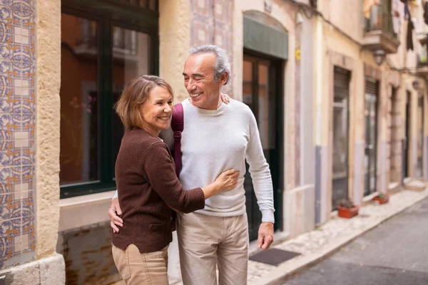 Seyahat Güzergahı Gülümseyen Avrupalı Emekliler Güzel Lizbon Caddesi Nde Dışarıda — Stok fotoğraf