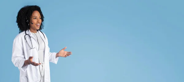 Positive Junge Schwarze Ärztin Weißem Mantel Und Kopfhörer Berät Ihren — Stockfoto