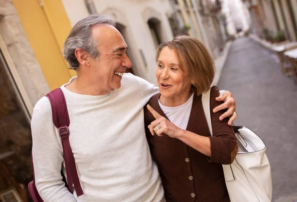 Travel Ideas Seniors Happy Mature Man Woman Talking Flirting While — Stock Photo, Image