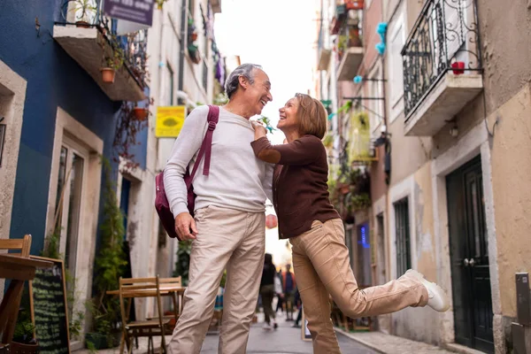 Semester Glada Äldre Par Posing Och Kul Promenaden Lissabon Street — Stockfoto