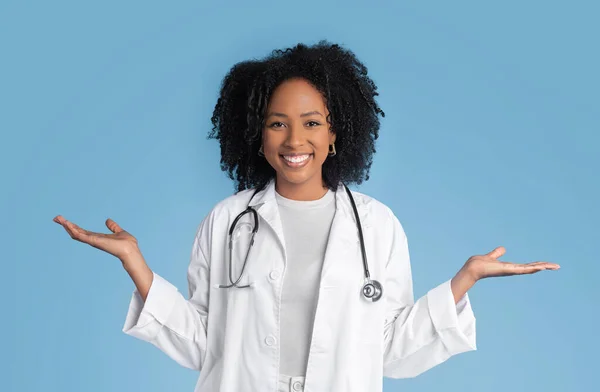 Cheerful Young Black Lady Doctor Therapist White Coat Hold Free — Stock Photo, Image