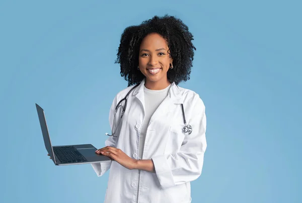 Lächelnde Junge Schwarze Ärztin Weißem Mantel Tippt Auf Laptop Chattet — Stockfoto