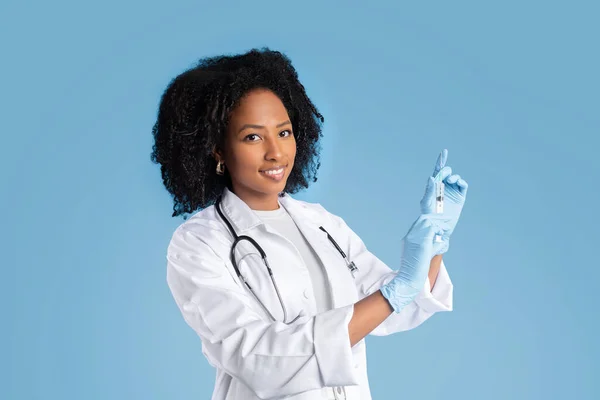 Positive Junge Schwarze Ärztin Weißem Mantel Schutzhandschuhen Mit Spritze Zum — Stockfoto