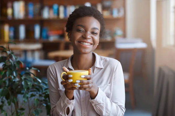 Kahvaltısı Dışında Gülümseyen Güzel Afro Amerikan Milenyum Kadını Şık Günlük — Stok fotoğraf