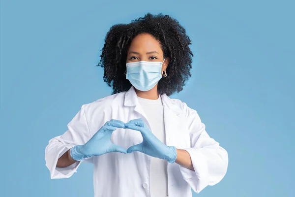 Frohe Junge Schwarze Ärztin Weißem Mantel Schutzmaske Und Handschuhen Zeigt — Stockfoto