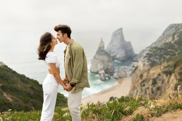 愛情の海 海岸線での愛の絆でカップル 海の海岸近くの岩の上にデートを持っています 一緒に時間を楽しんで愛する男と女性 コピースペース サイドビュー — ストック写真