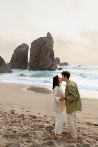 Romance Playa Descalzo Amar Joven Pareja Tomados Mano Besándose Disfrutando —  Fotos de Stock