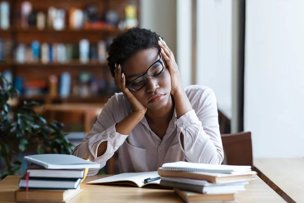 Cansada Estudiante Afroamericana Cansada Sentada Escritorio Lleno Libros Bloc Notas —  Fotos de Stock