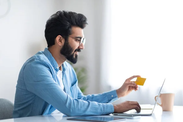 Online Shopping Fröhlicher Indischer Mann Der Kreditkarte Und Laptop Benutzt — Stockfoto