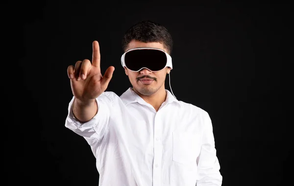 Concepto Metaverso Hombre Latino Moderno Gafas Visión Pro Tratando Tocar —  Fotos de Stock