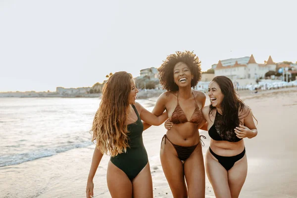 Mayo Giymiş Heyecanlı Bayan Arkadaşlar Sahilde Yürürken Neşeyle Kucaklaşıp Gülüyorlar — Stok fotoğraf