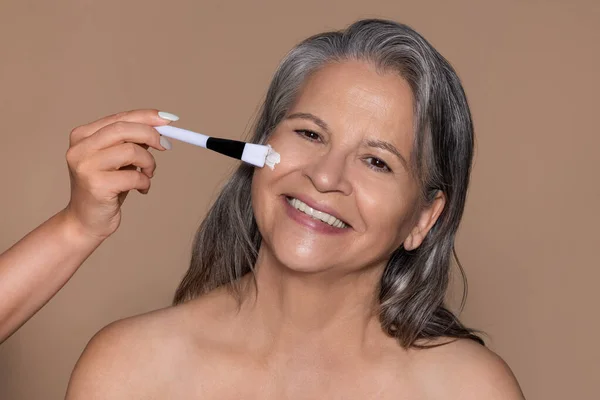 Allegro Signora Caucasica Anziani Gode Trattamento Invecchiamento Cosmetologo Applica Maschera — Foto Stock