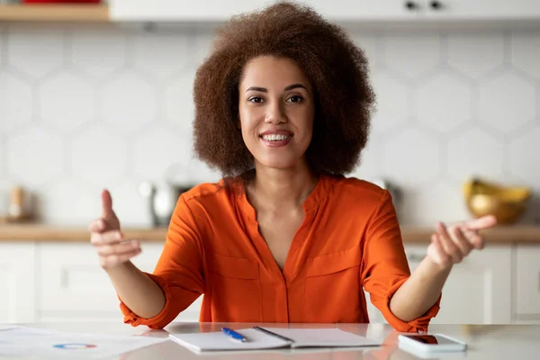 Smiling Young African American Woman Talking Camera While Sitting Table — Stock Photo, Image