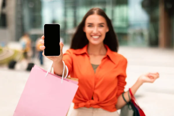 Mobil Shopping Erbjudande Glada Köpare Kvinna Håller Smartphone Och Shopper — Stockfoto