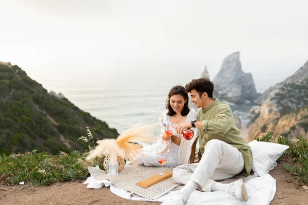 Romance Junto Mar Pareja Feliz Teniendo Una Cita Picnic Sentada —  Fotos de Stock