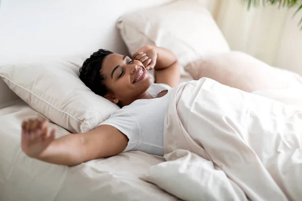 Τεμπέλικο Πρωινό Happy Young Black Woman Stretching Bed Nice Sleep — Φωτογραφία Αρχείου