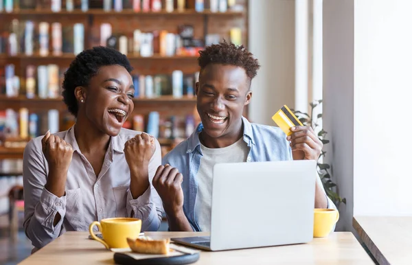 Entusiasmado Jovem Casal Negro Amoroso Com Cartão Crédito Bancário Laptop — Fotografia de Stock