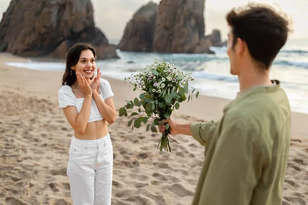 바다쪽에서 놀라운 일이지 남자가해 데이트 꽃다발을 즐거운 시간을 보내고 있으며 — 스톡 사진