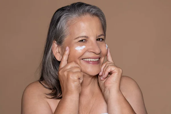 Mulher Caucasiana Velha Feliz Com Cabelos Grisalhos Goza Tratamento Envelhecimento — Fotografia de Stock