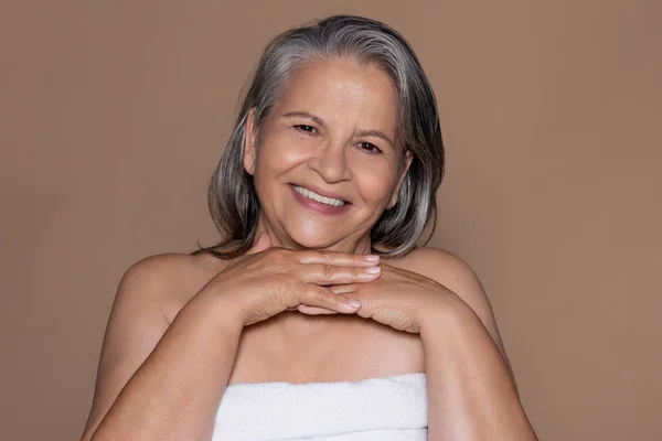Feliz Anciana Caucásica Dama Disfrutar Tratamiento Envejecimiento Procedimiento Rutina Aislado — Foto de Stock