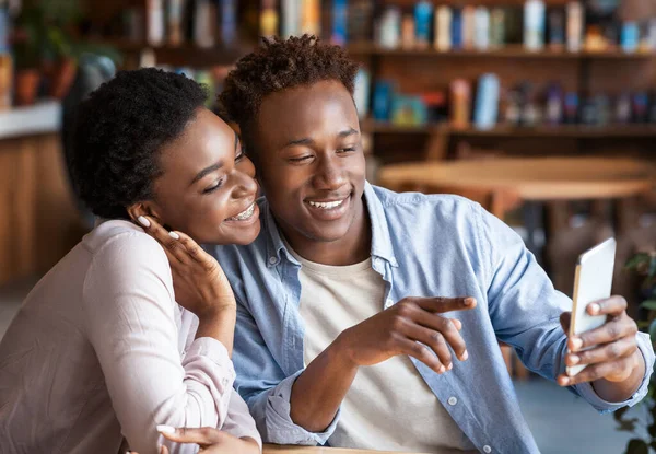 幸せな愛の美しいロマンチックな若い黒のカップルは インターネットを閲覧し コーヒーショップでのデート中にスマートフォンで一緒にセルフィーを取ります 愛好家は抱擁と笑顔 コピースペース — ストック写真