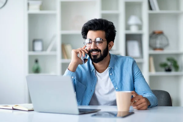 Glücklicher Indischer Mann Der Home Office Telefoniert Und Kaffee Trinkt — Stockfoto