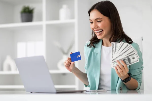 Glücklich Aufgeregte Junge Europäerin Anzug Schaut Auf Laptop Zeigt Kreditkarte — Stockfoto