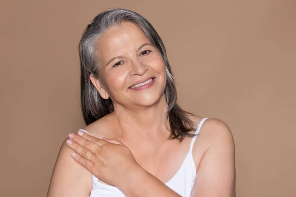 Gri Saçlı Gülümseyen Beyaz Kadın Spa Tedavisinden Hoşlanıyor Yumuşak Tenli — Stok fotoğraf