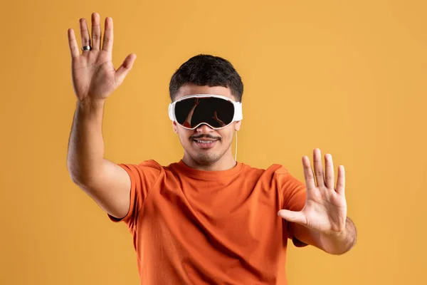Technologický Zábavní Koncept Šťastný Latinsky Muž Virtuální Realitou Vize Pro — Stock fotografie