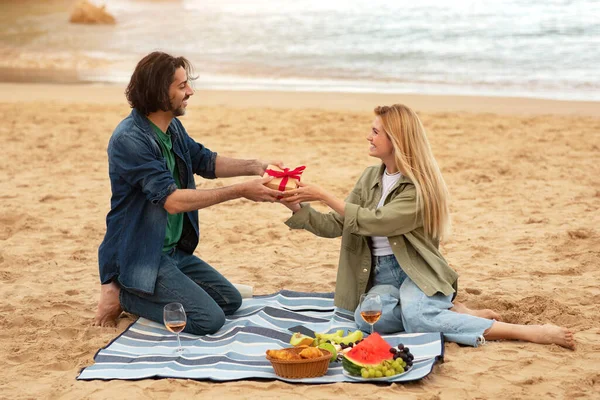 사랑하는 친구를 사랑하는 해변에서 피닉을 의놀랄 친구에게 상자를 로맨틱 발렌틴의 — 스톡 사진