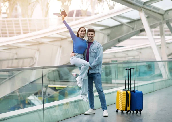 Oferta Billetes Viaje Felices Turistas Pareja Romántica Posando Con Pasaportes — Foto de Stock