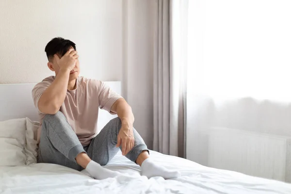 Frustrado Infeliz Deprimido Meia Idade Asiático Homem Vestindo Pijama Sentado — Fotografia de Stock
