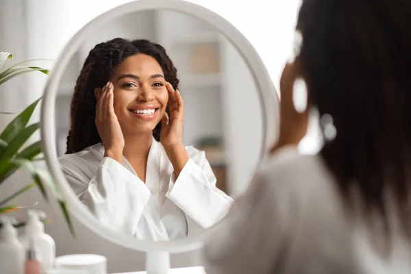 Концепция Красоты Портрет Привлекательной Молодой Чернокожей Женщины Смотрящей Зеркало Трогающей — стоковое фото