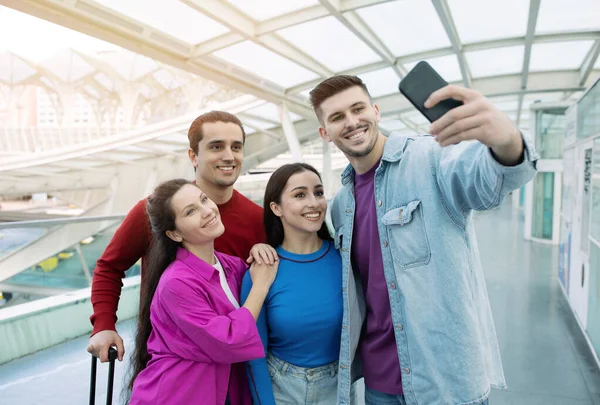 Grupo Dos Parejas Románticas Posando Aeropuerto Haciendo Selfie Usando Smartphone — Foto de Stock