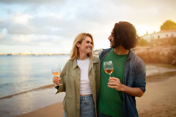 Romantica Giovane Coppia Con Bicchieri Vino Che Cammina Sulla Spiaggia — Foto Stock