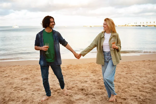 Liebendes Millennial Paar Trinkt Wein Beim Gemeinsamen Spaziergang Strand Glücklicher — Stockfoto